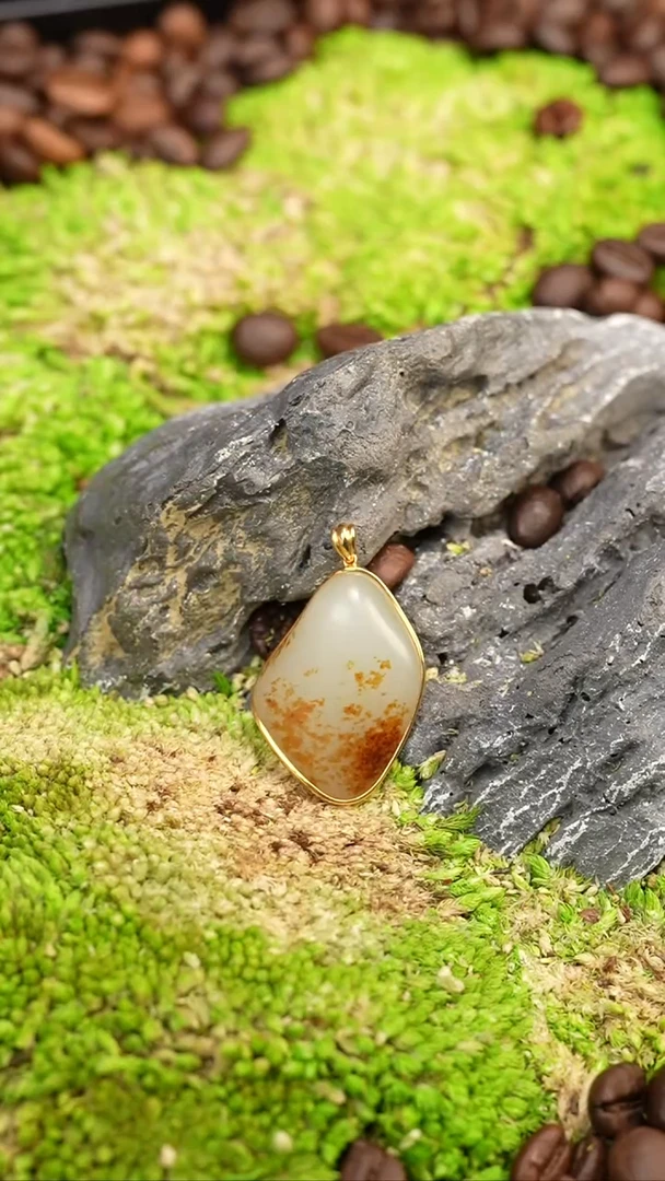 吊坠(不含链)18K金镶嵌和田玉10.2克和田玉原石