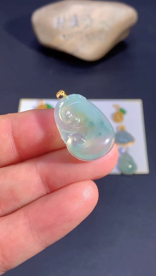 颈饰18K金镶嵌翡翠