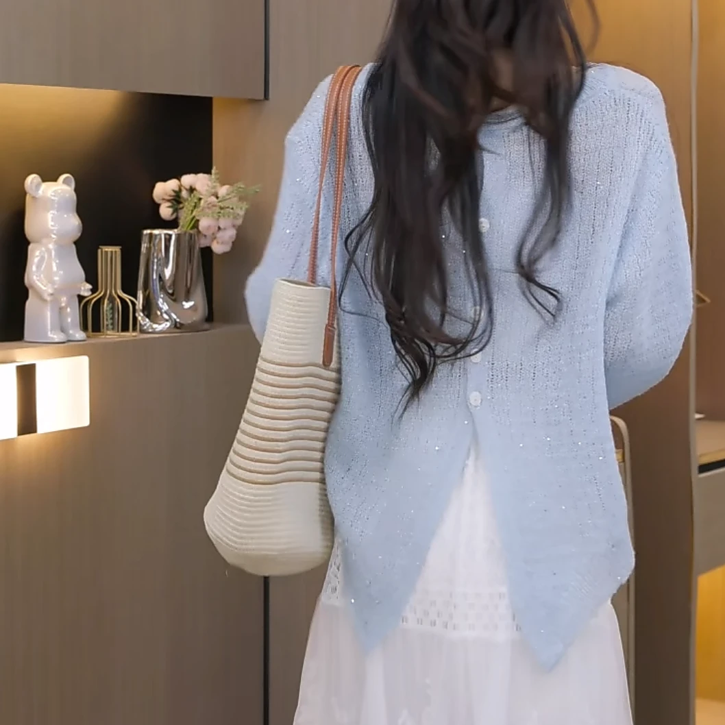 欧若风后背纽扣设计感亮丝针织衫女2025新款春季短款长袖罩衫上衣