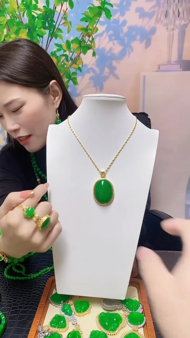 【闪购商品】翡翠吊坠(赠链)14K金镶嵌翡翠吊坠