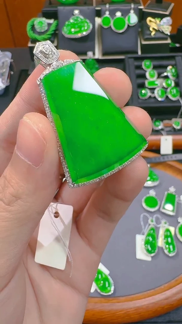 【闪购商品】翡翠吊坠(赠链)18K金镶嵌天然A货翡翠