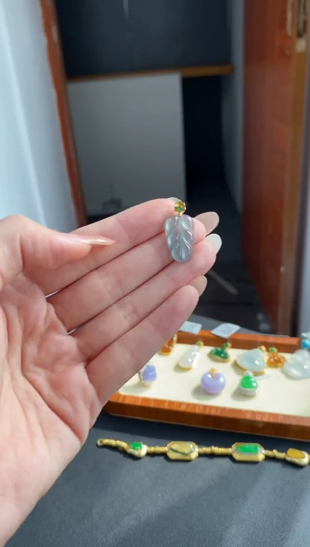 颈饰18K金镶嵌翡翠叶子