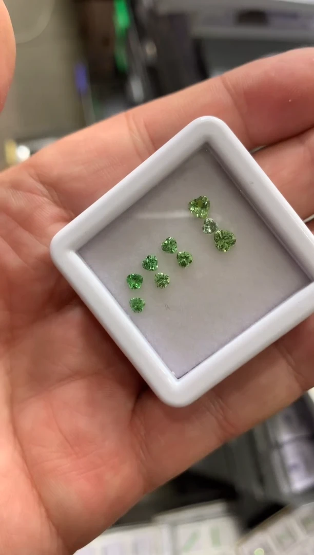 未镶嵌裸石石榴石（沙弗莱）一组9粒