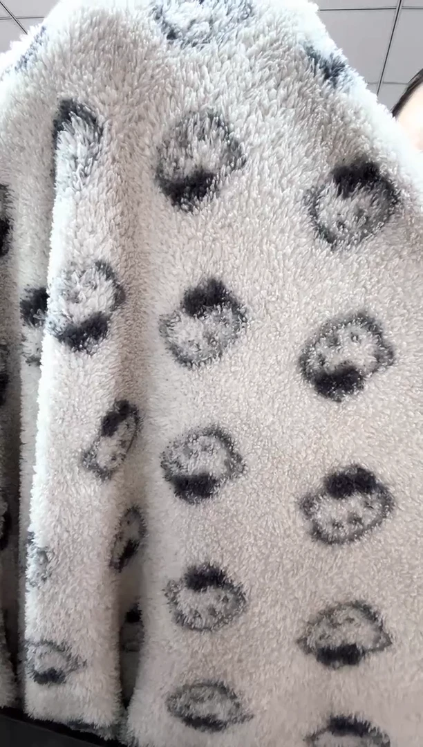 法兰绒1.8X3左右尺寸，材质以主播介绍为准