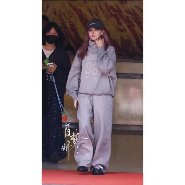 白鹿同款时尚休闲穿搭灰色高领宽松字母印花上衣+灰色百搭阔腿裤