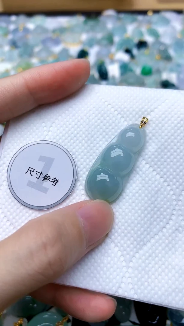 颈饰18K金镶嵌翡翠天然A货翡翠