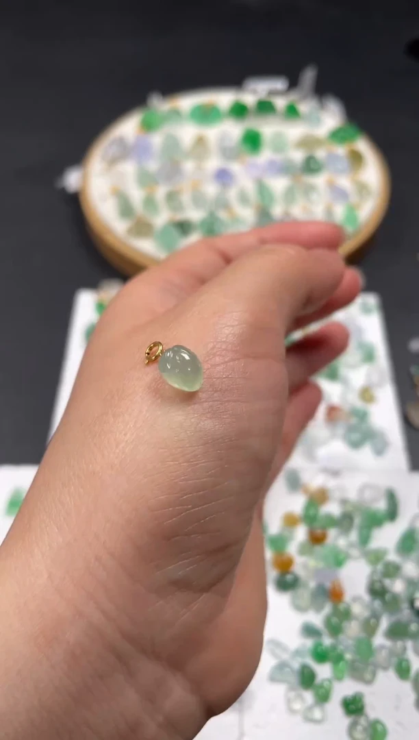 吊坠(不含链)18K金镶嵌翡翠一个JK652