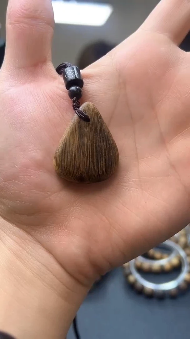 沉香吊坠直***粉莺歌绿绮楠水滴吊坠