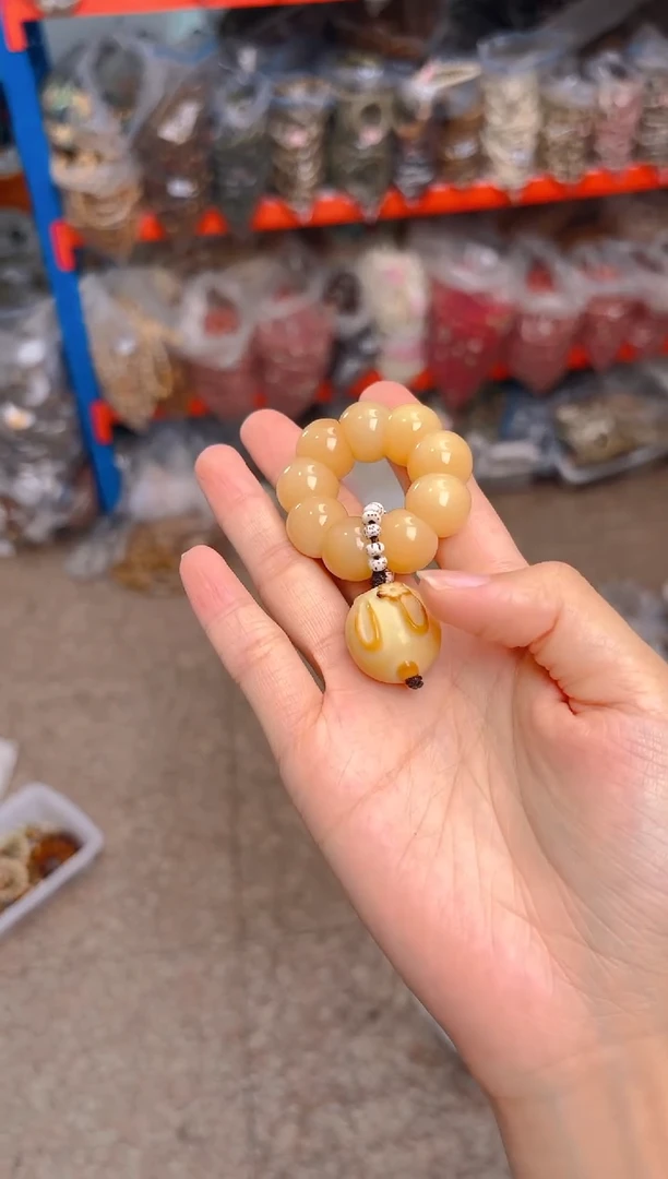吊坠菩提根/象牙果黄色手捻带新款黄色兔