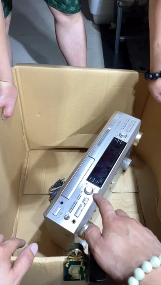 8新中古商品，瑕疵品，不保好坏。421