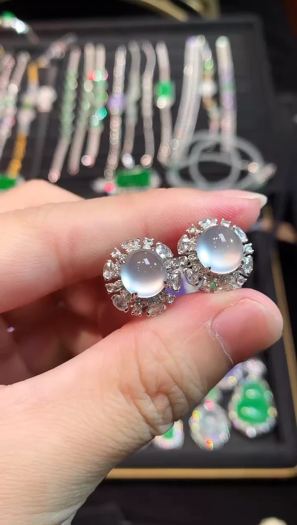 18K金镶嵌翡翠耳饰玻璃种双眼皮蛋面耳包