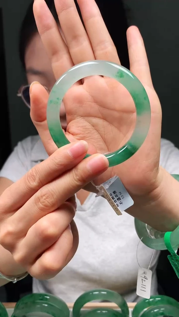 石英质玉（非洲翠）手镯未镶嵌52