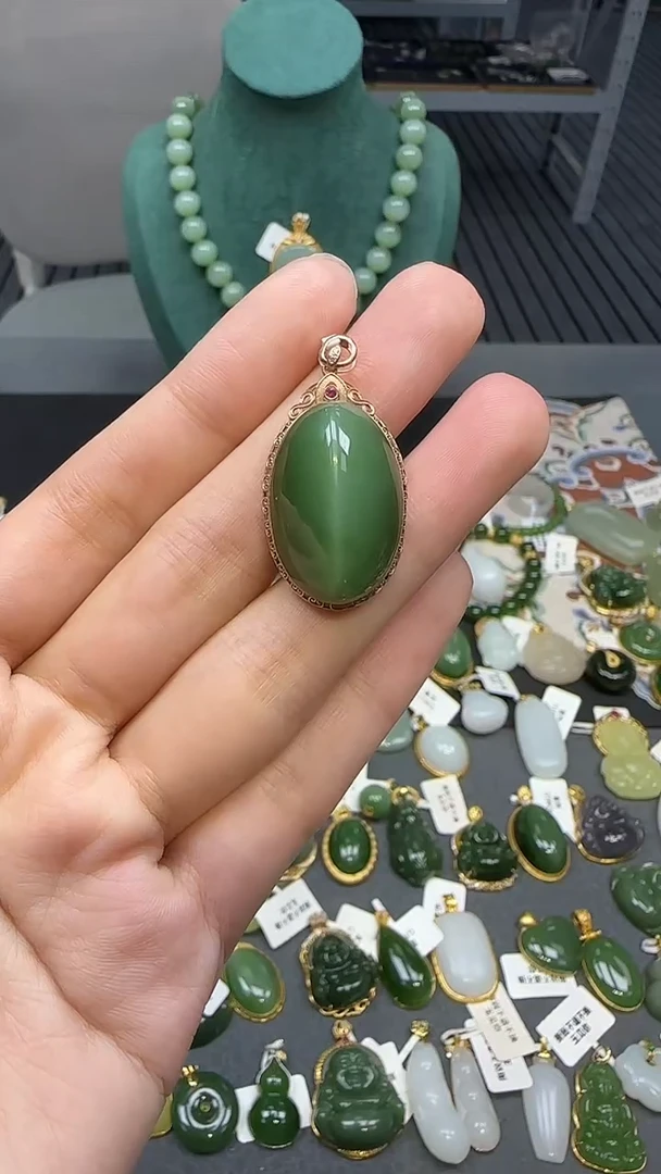 18K金镶嵌和田玉挂件1