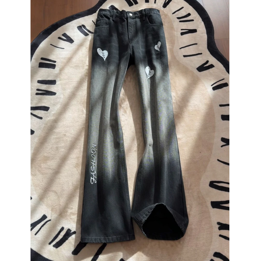 万针刺绣渐变黑牛仔裤男秋冬加绒字母爱心微喇裤高街vibe痞帅裤子