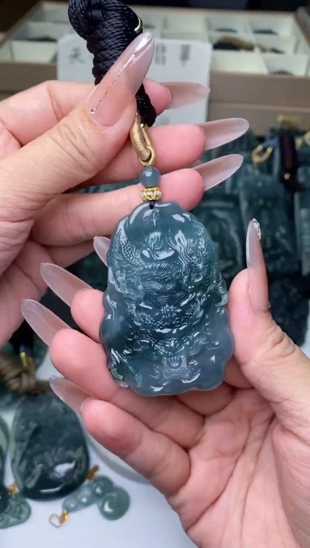 颈饰未镶嵌翡翠