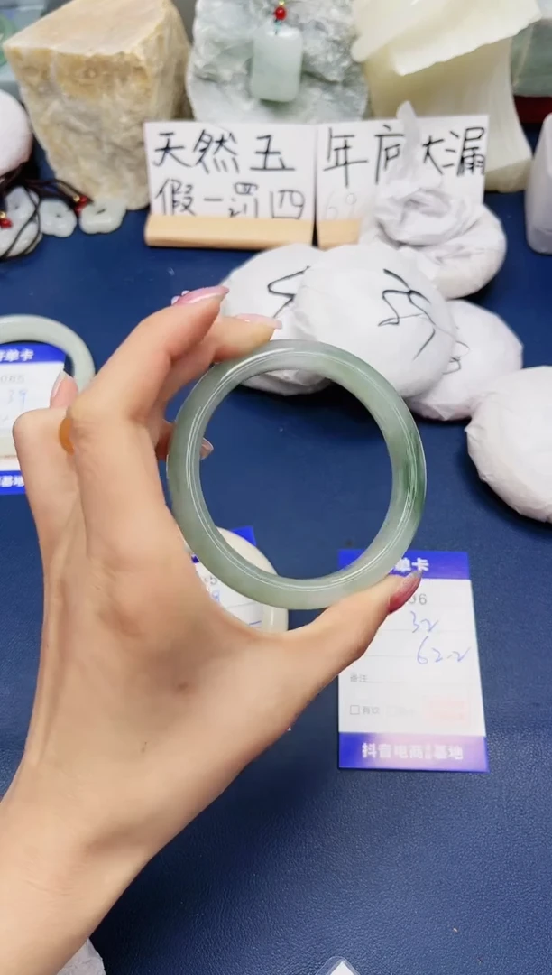 【闪购商品】石英质玉手镯未镶嵌96-天山翠62圈口