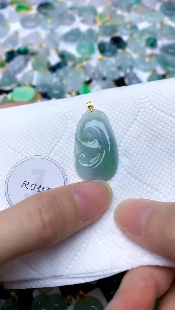 颈饰18K金镶嵌翡翠天然A货翡翠