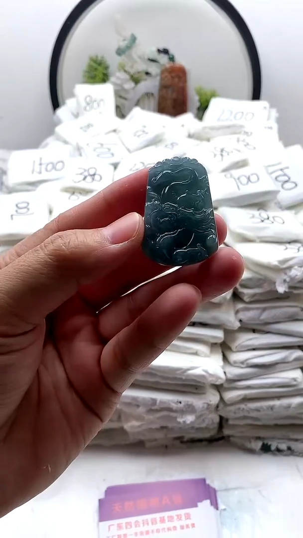 翡翠未镶嵌颈饰挂件