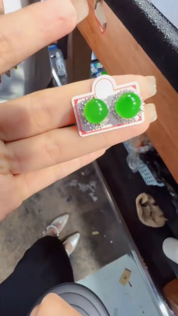 未镶嵌定制翡翠翡翠A货有轻微色差属于正常现象，耳钉多样性发货1