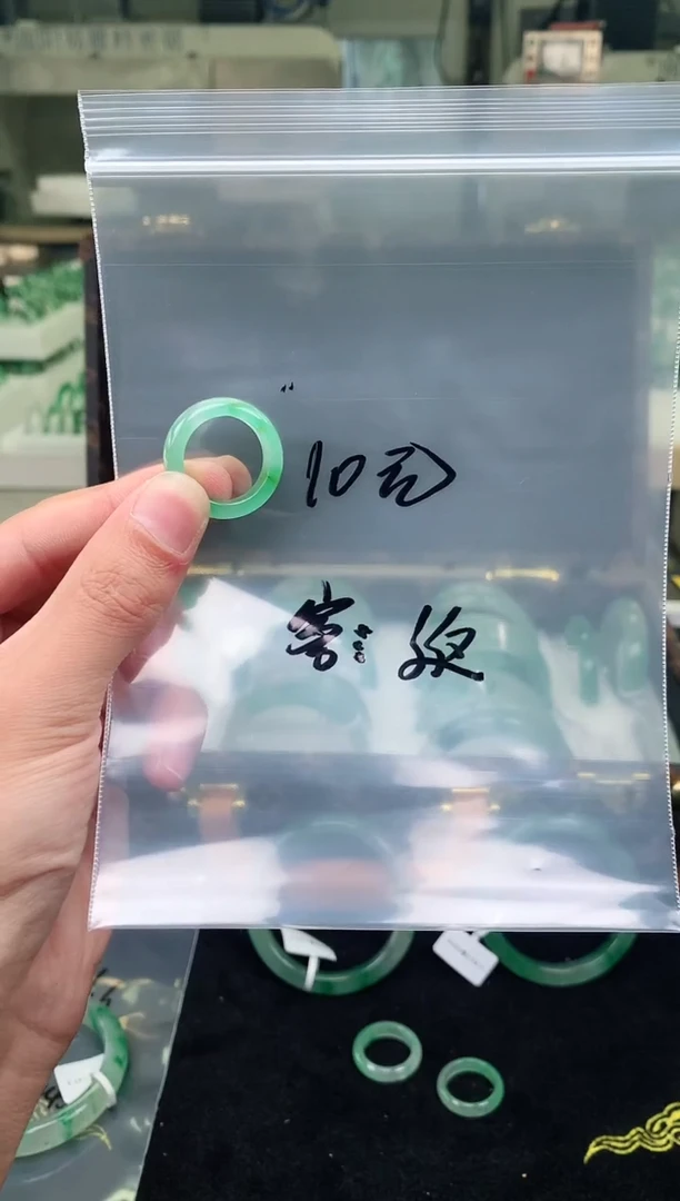 未镶嵌非洲翠石英质玉红**雪非洲翠手镯戒圈