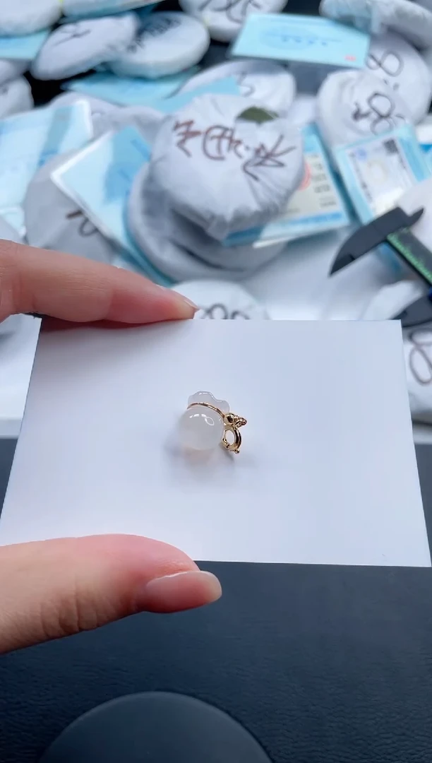 石英质玉未镶嵌颈饰福袋