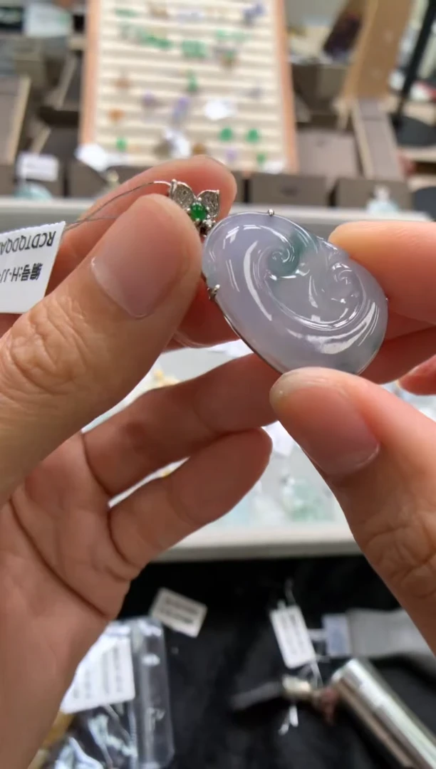 颈饰18K金镶嵌翡翠如意