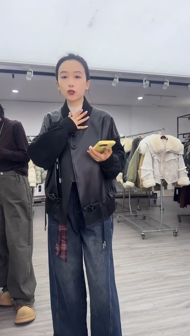 2409黑色长款绣花皮衣