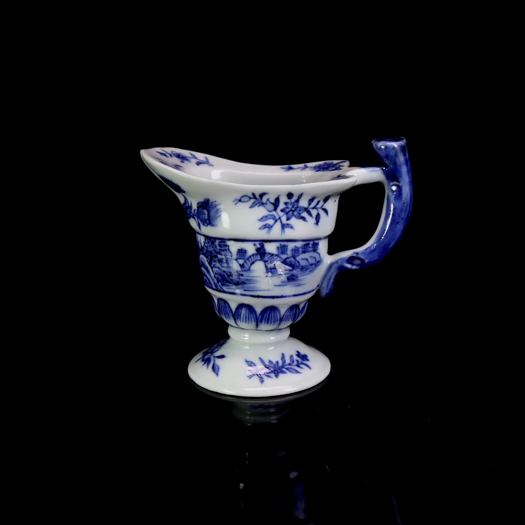 45.清乾隆青花山水人物故事爵杯