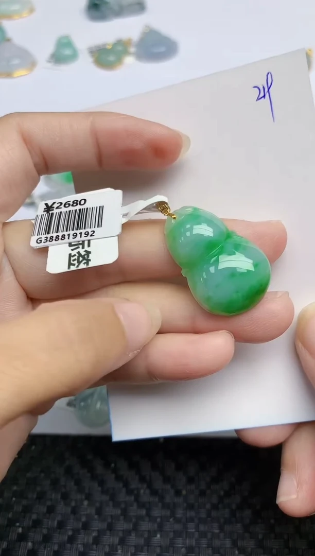 翡翠18K金镶嵌颈饰天然翡翠A货
