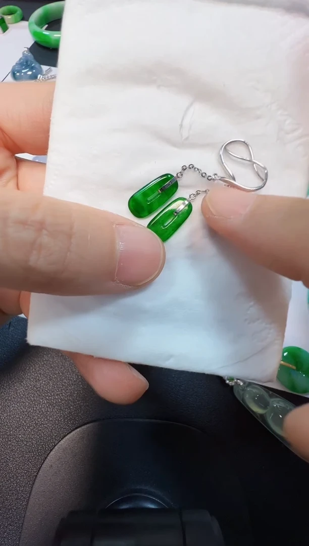 18K金镶嵌翡翠耳饰1600