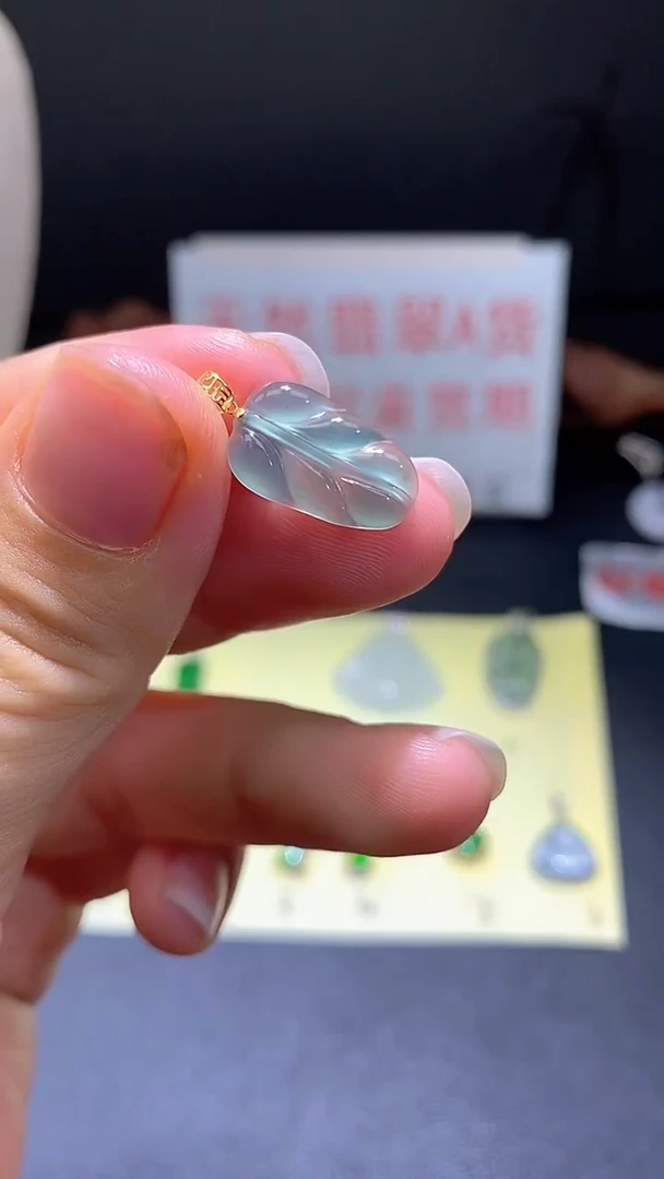 翡翠18K金镶嵌颈饰翡翠吊坠