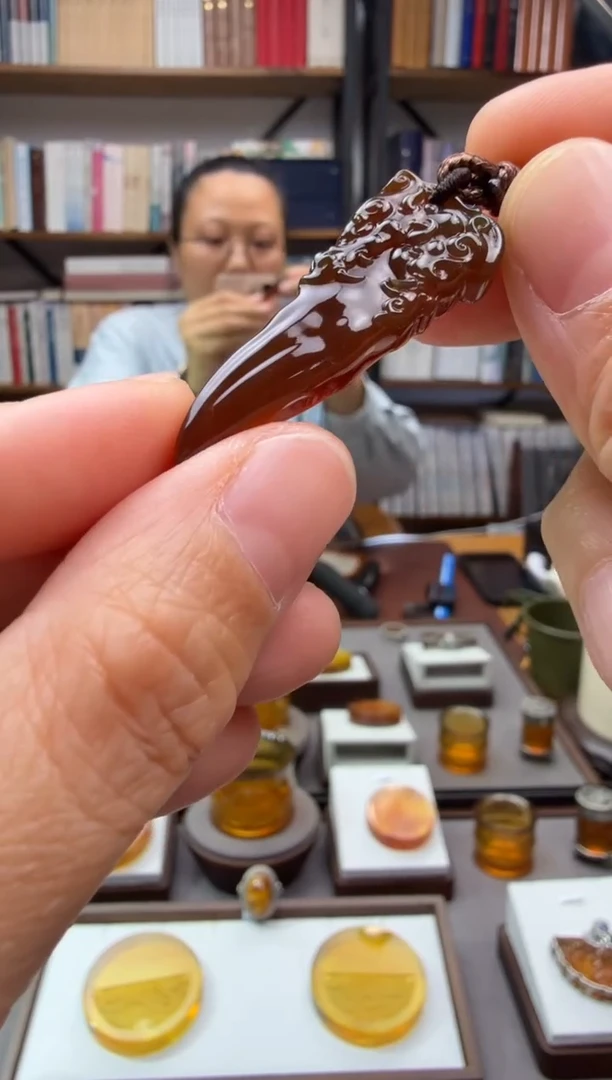 未镶嵌颈饰琥珀龙牙吊坠