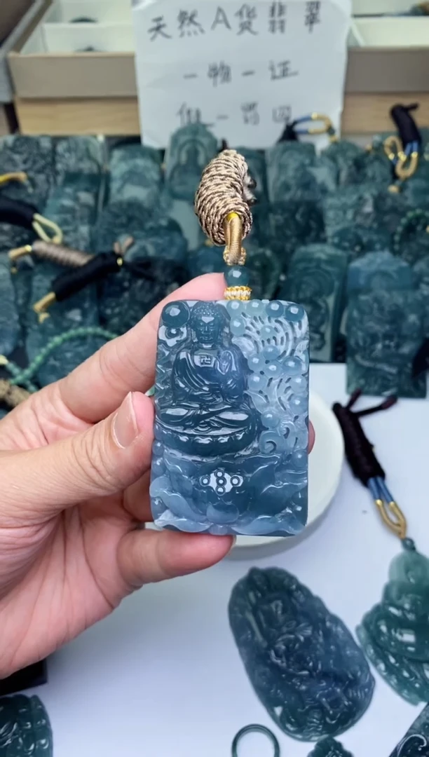 颈饰未镶嵌翡翠