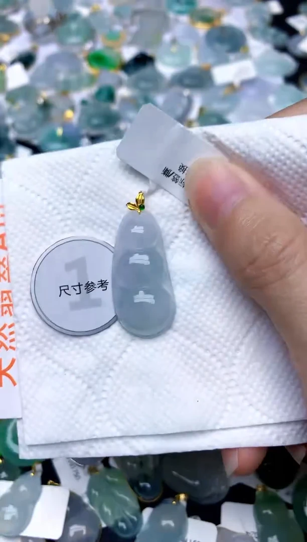 颈饰18K金镶嵌翡翠天然A货翡翠