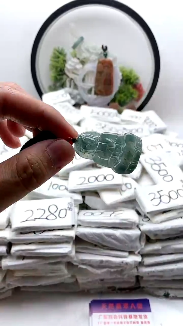 翡翠未镶嵌颈饰小观音