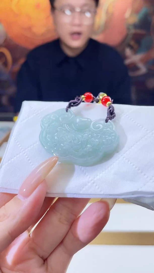 翡翠未镶嵌颈饰多样性发其一