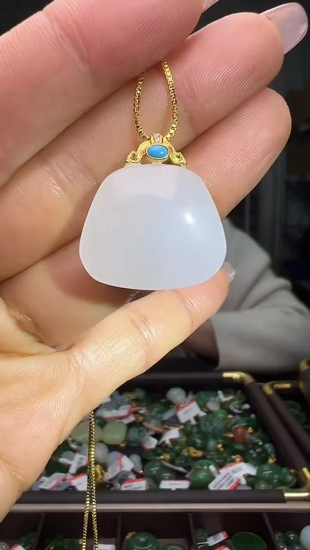 颈饰18K金镶嵌和田玉（多样性发货.发其一)1.03.34