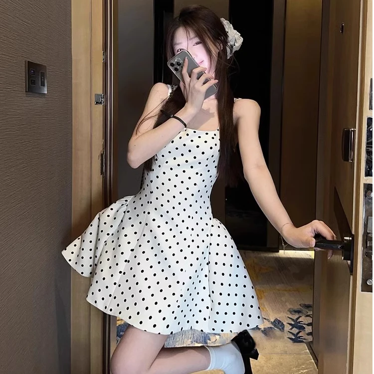 波点绑带连衣裙女2025春季高级感甜辣露背收腰显瘦蓬蓬吊带短裙潮