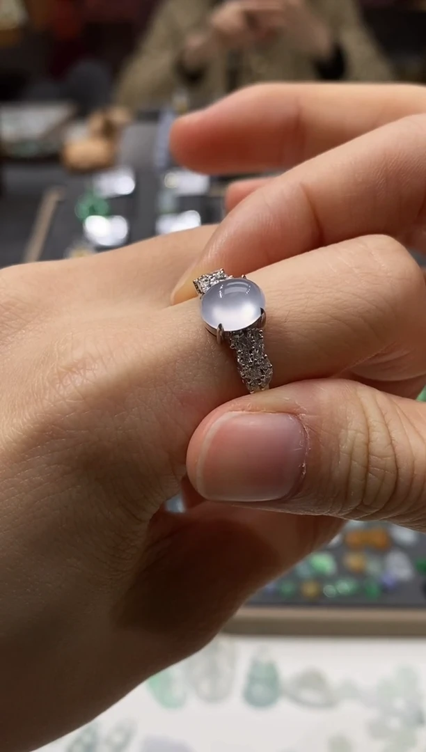 颈饰18K金镶嵌翡翠戒指