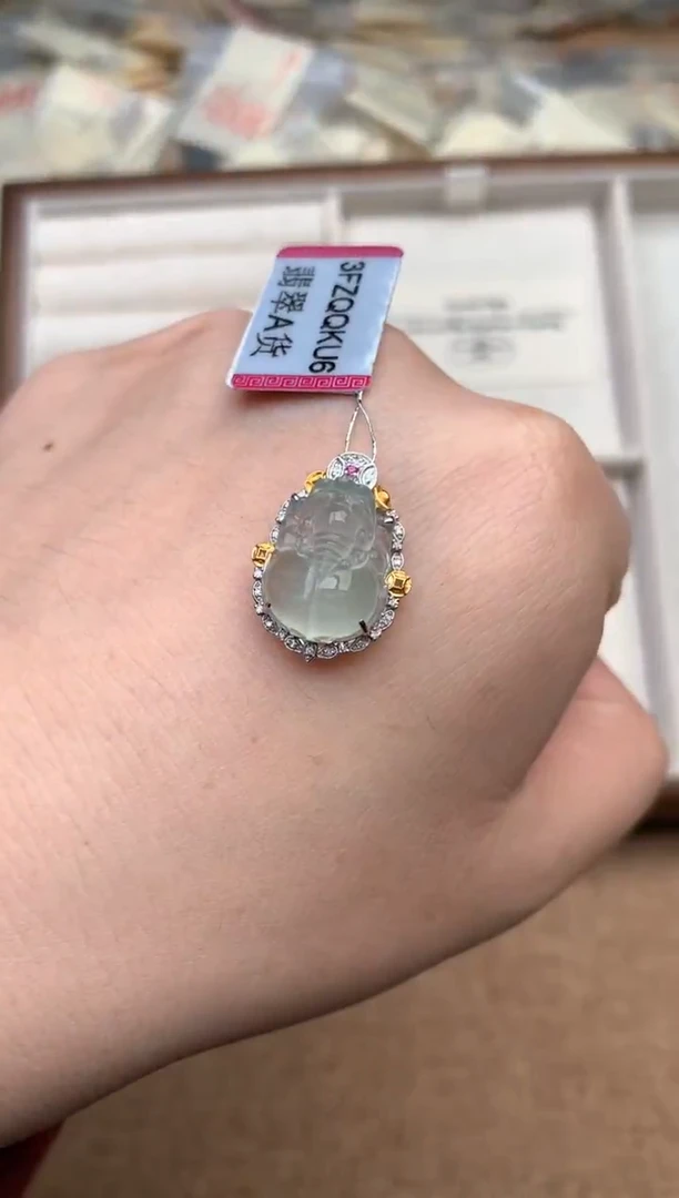 18K金镶嵌挂件翡翠一