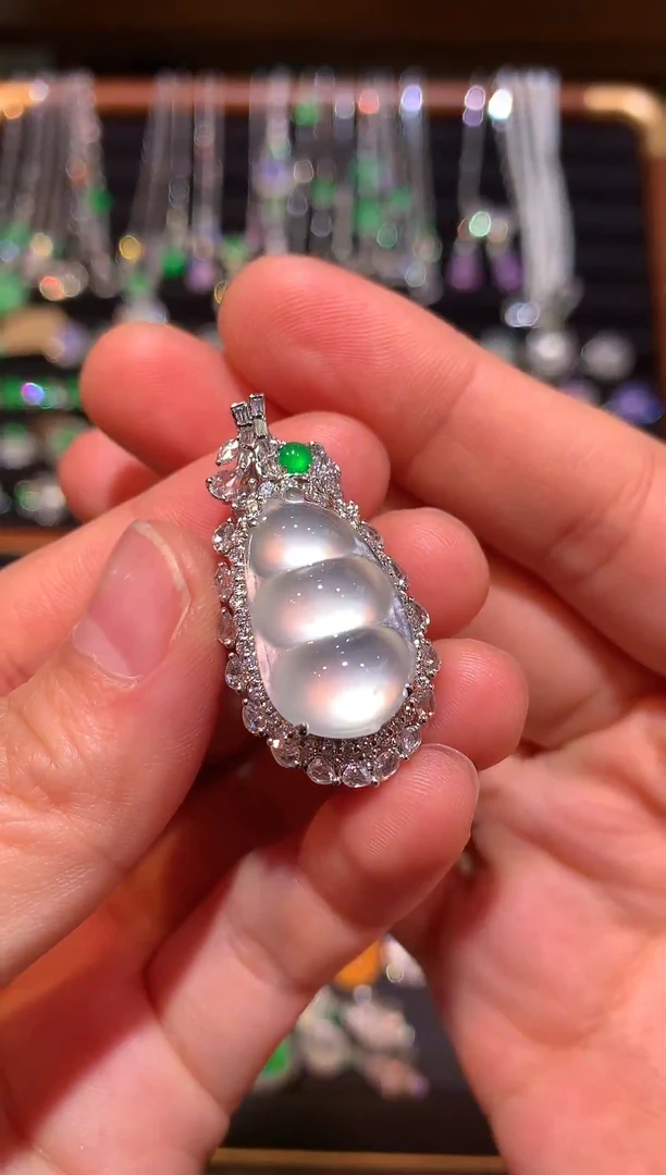 吊坠(赠链)18K金镶嵌翡翠玻璃种福豆吊坠