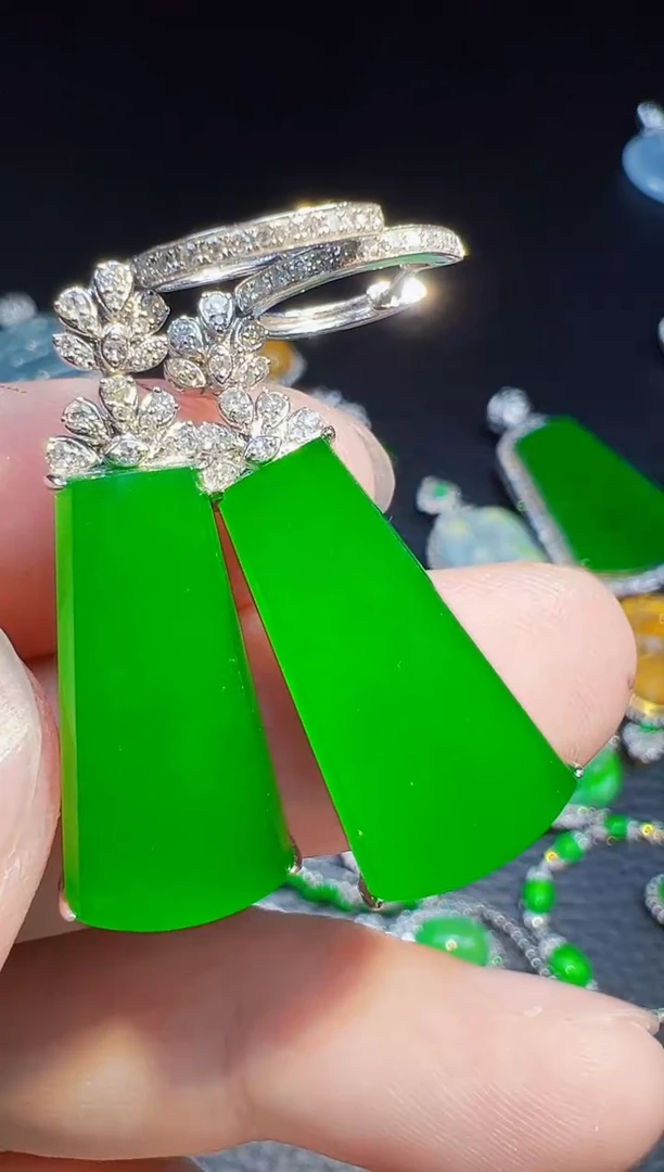 翡翠18K金镶嵌耳饰雅翡翠