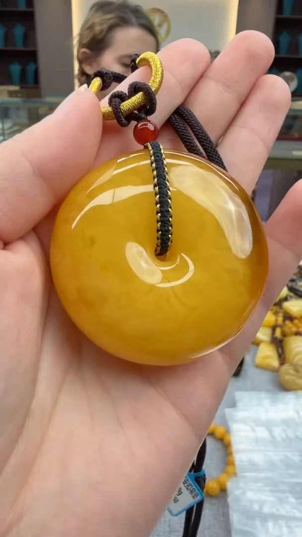 琥珀颈饰未镶嵌174秒拍号 假一罚三
