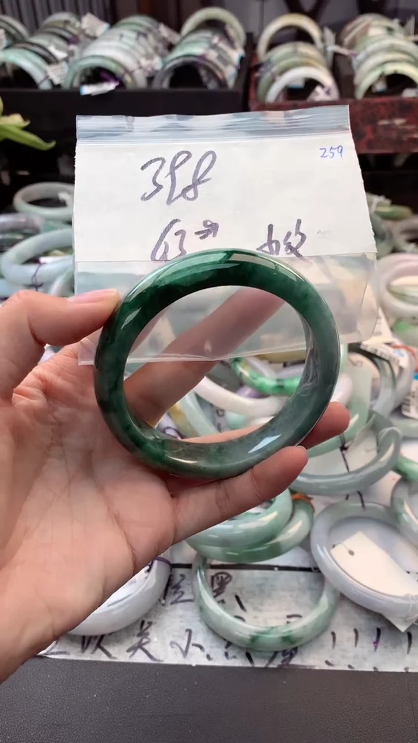 定制翡翠未镶嵌毛货需精细抛光+多人