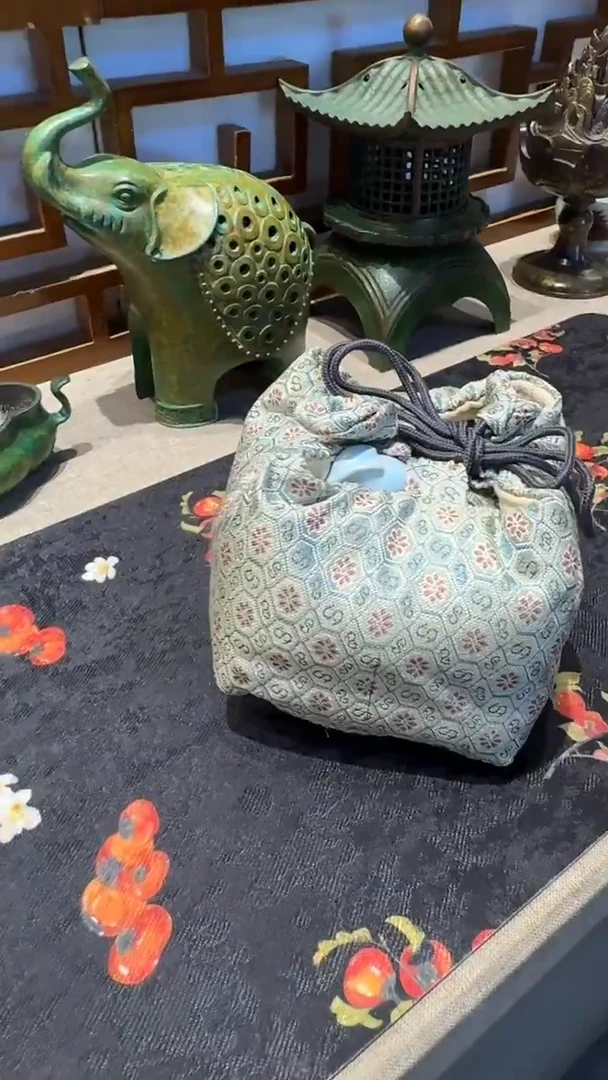 瓷片            @@229天青兔子