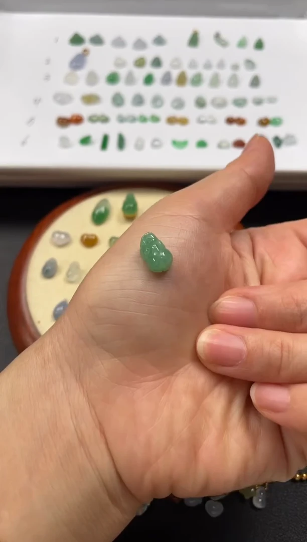 吊坠(不含链)18K金镶嵌翡翠一个JK253