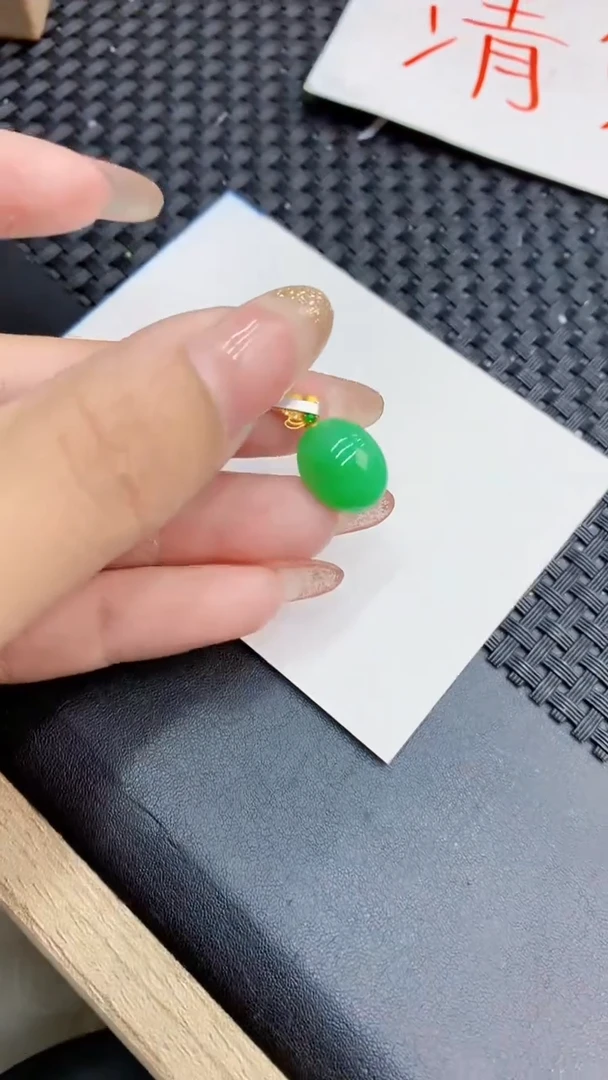 翡翠18K金镶嵌颈饰             8