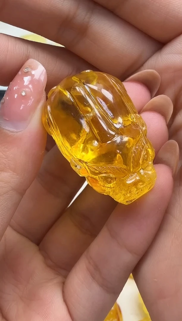 未镶嵌琥珀裸石如图