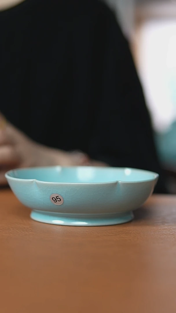 瓷片日****！仿古天青12口葵口盘微瑕95