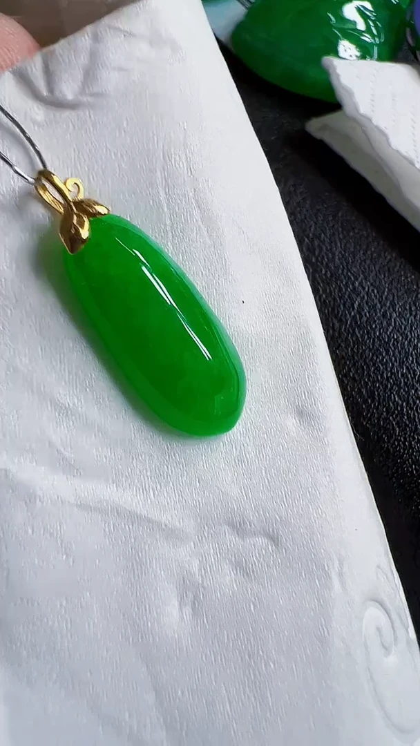 颈饰18K金镶嵌翡翠瓜